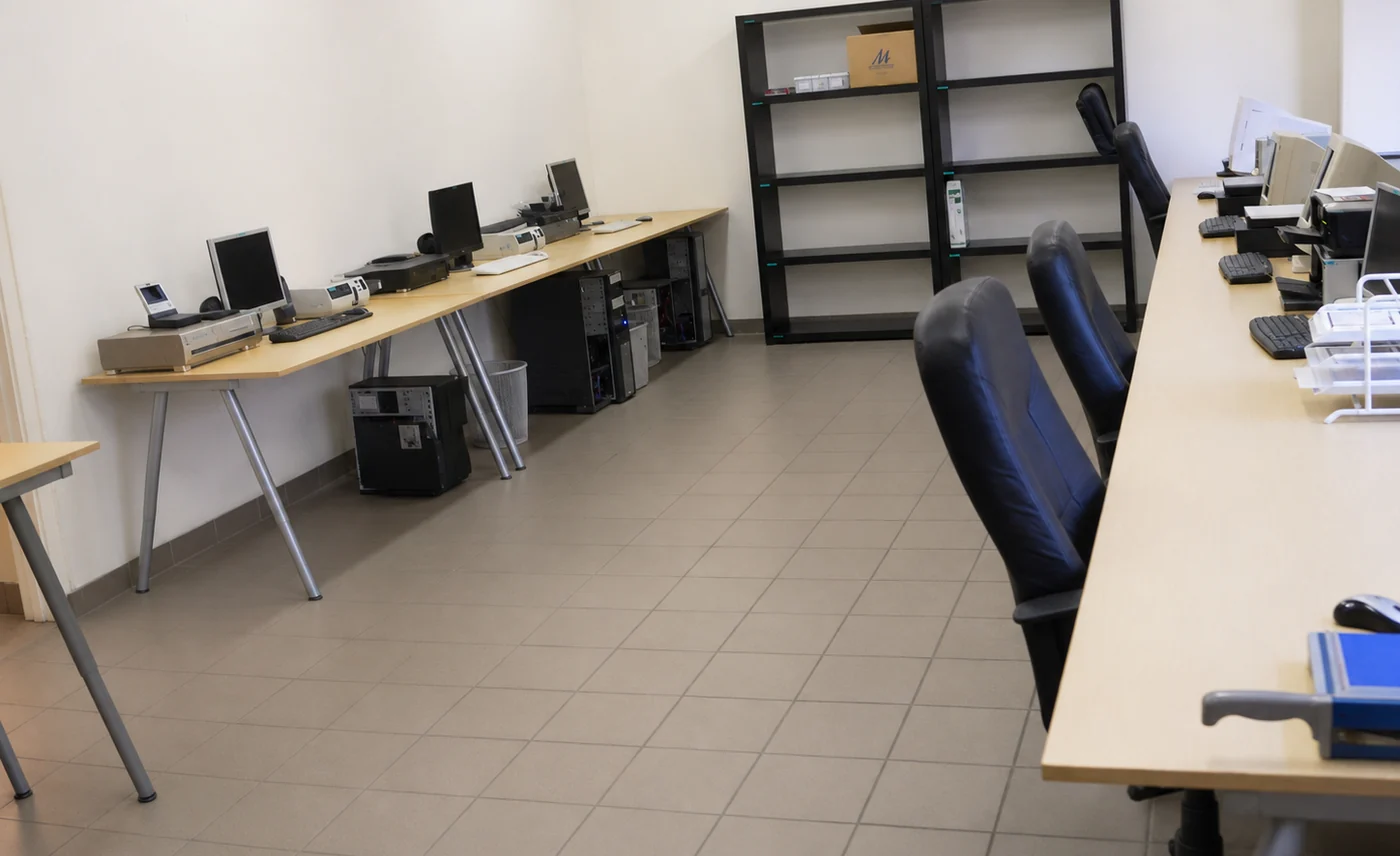 Jedno z pierwszych miejsc pracy w BGA Video z kilkoma stanowiskami do digitalizacji.